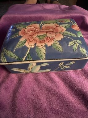 Vintage 1980s Macau hand painted porcelain trinket box
